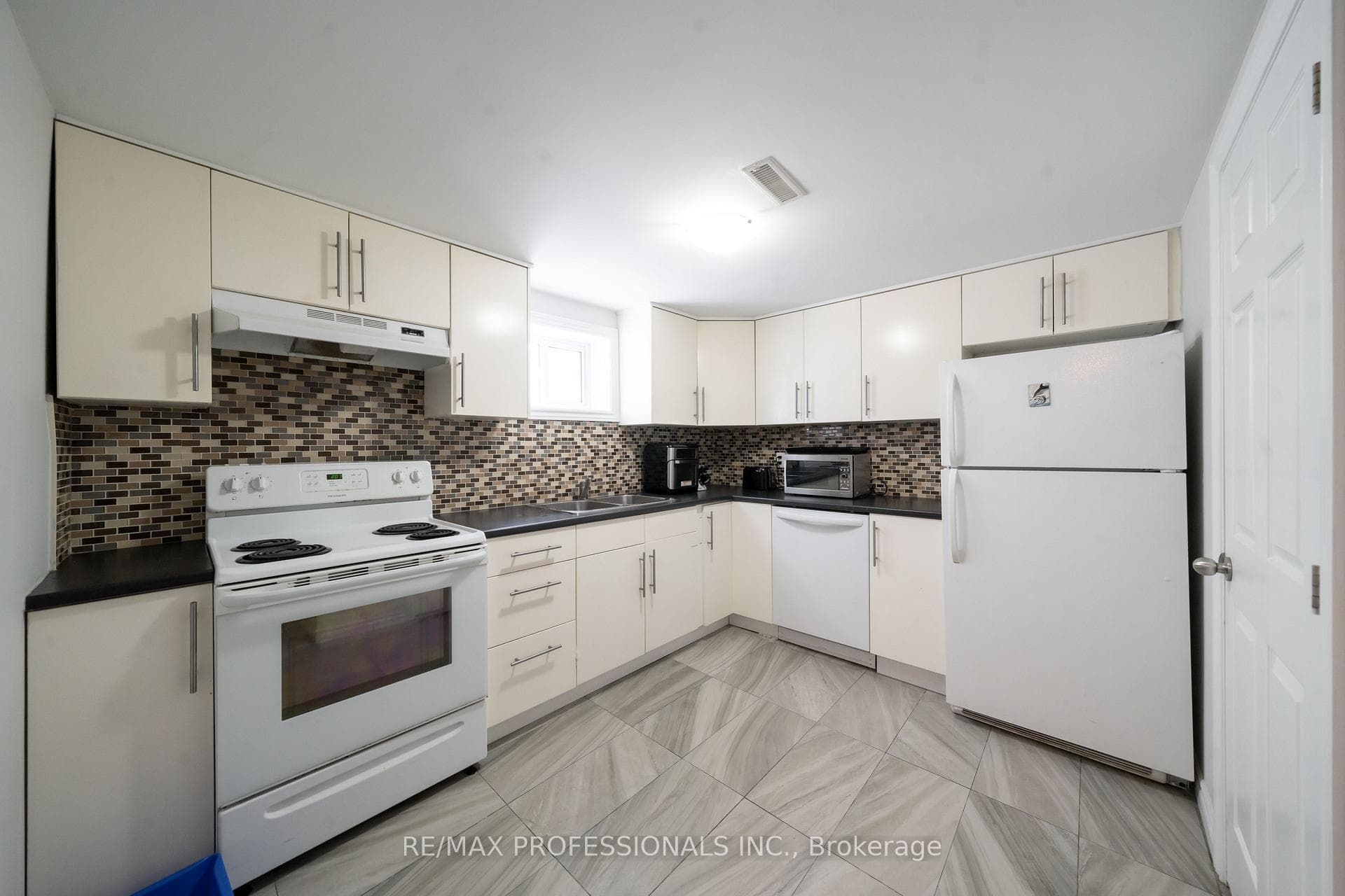 725 Pharmacy Avenue photo 20