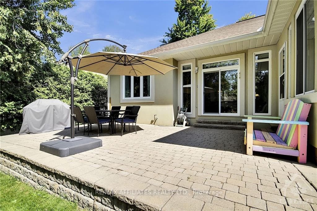 1622 SHAUNA Crescent photo 4
