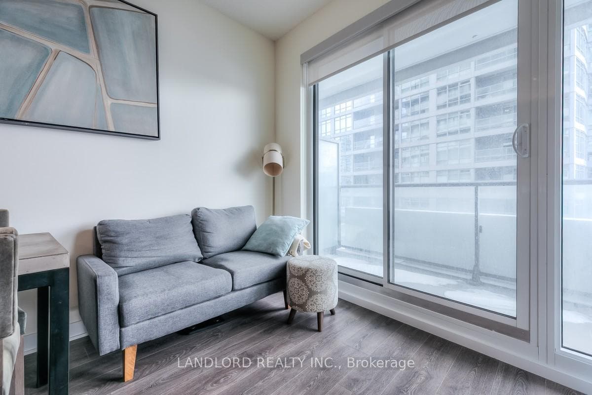 2221 Yonge Street Unit 1607 photo 5