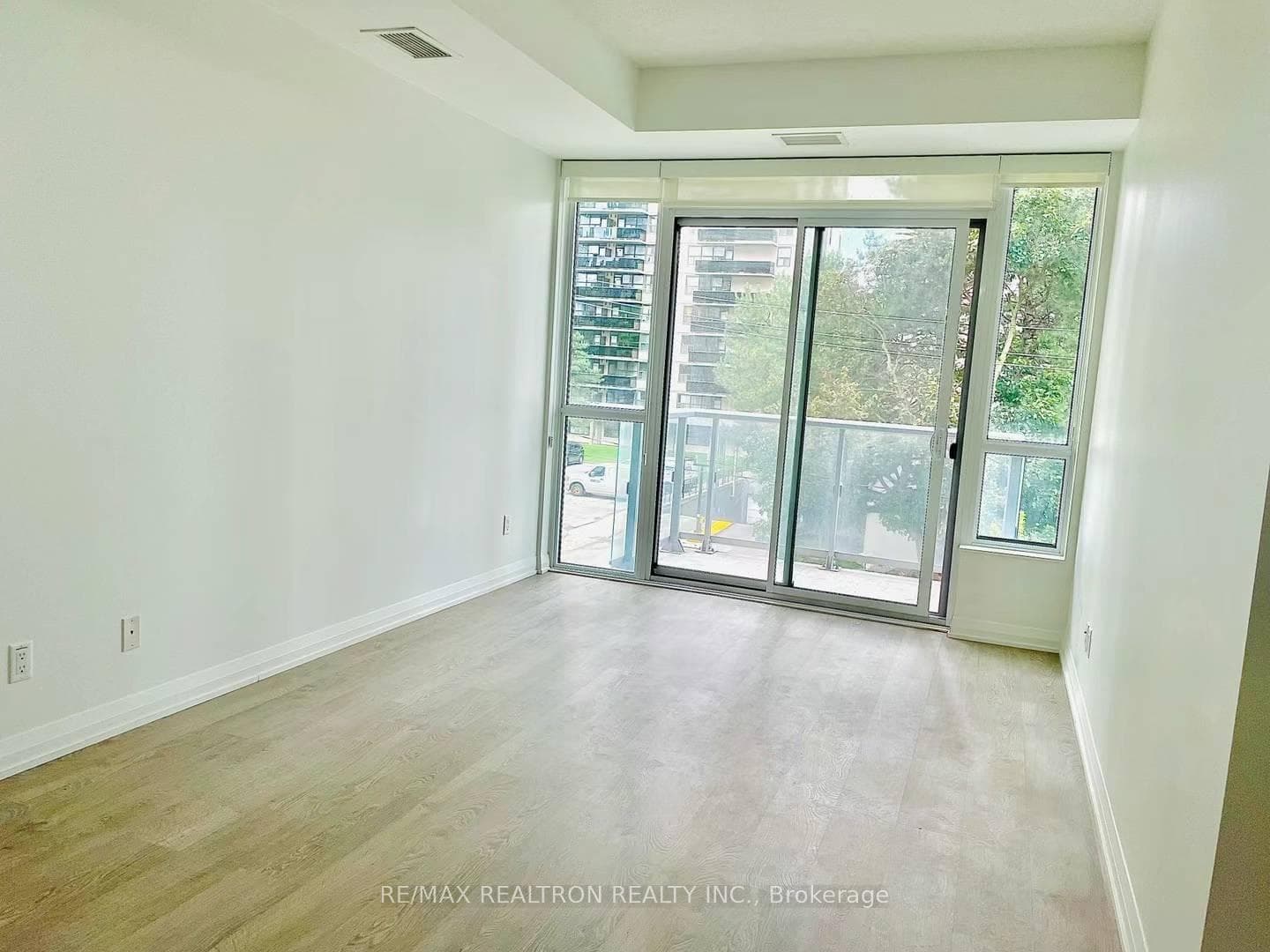 101 Erskine Avenue Unit 220 photo 3