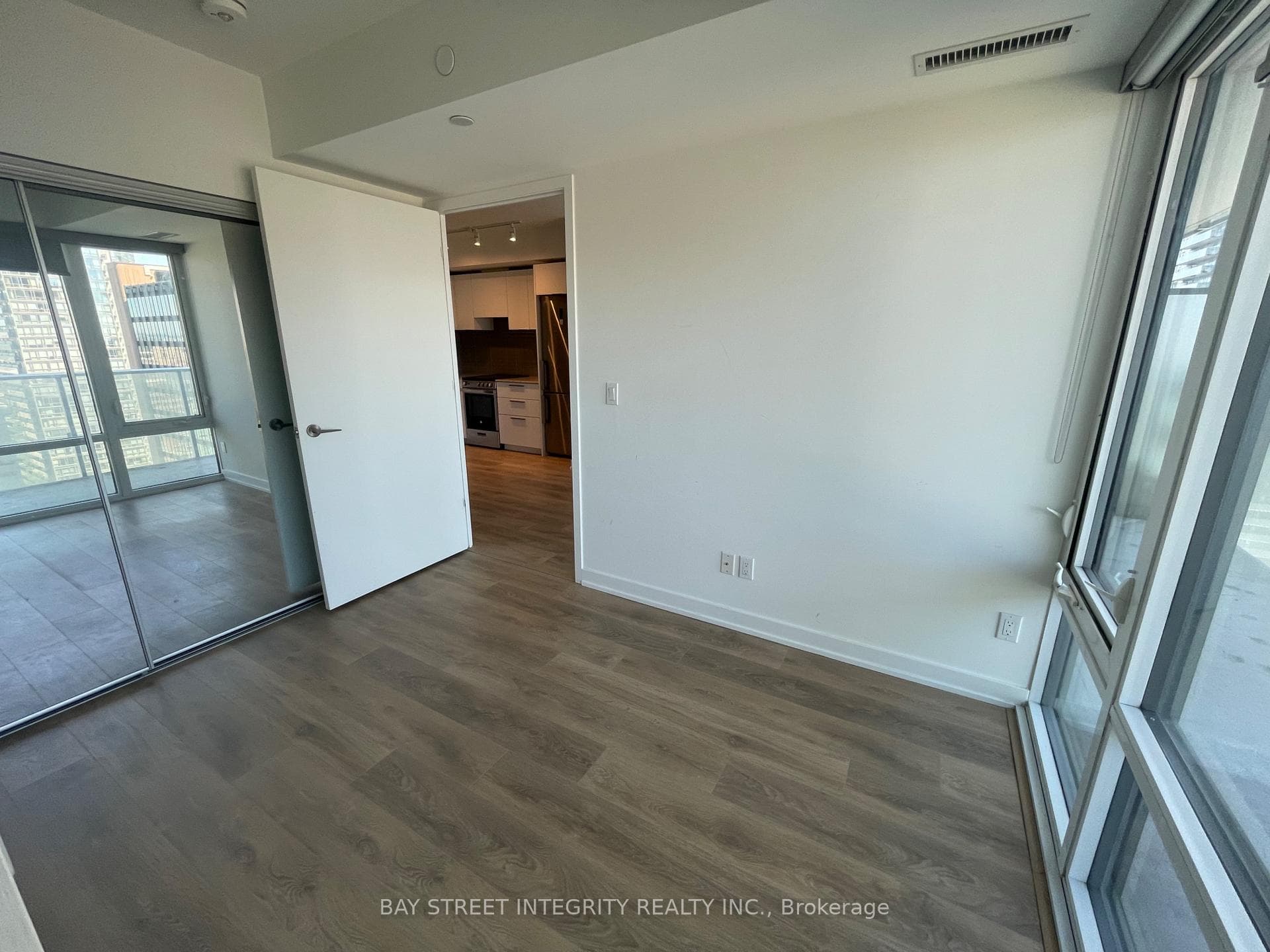 501 Yonge Street Unit 2401 photo 14