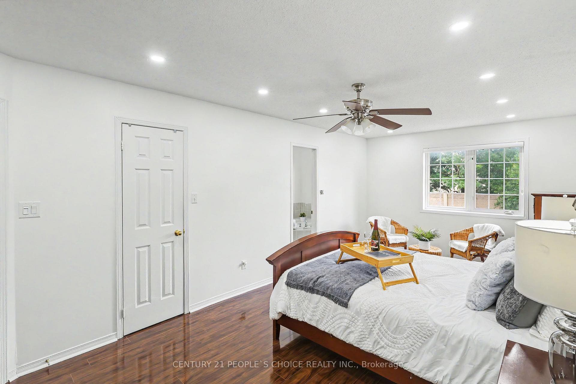 Master bd rm with walk in closet