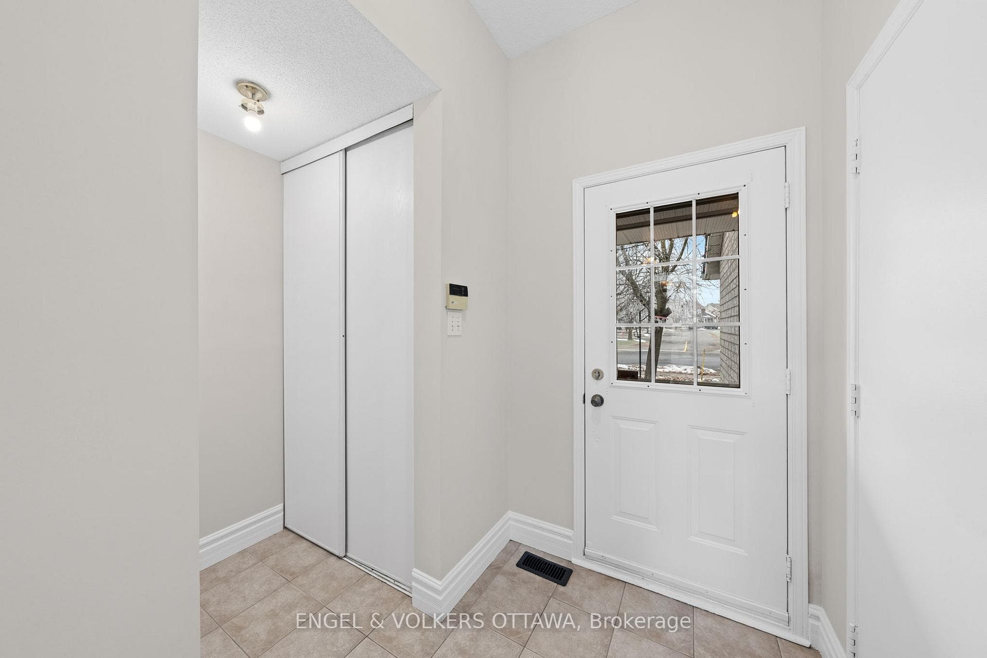 526 Meadowbreeze Drive photo 5