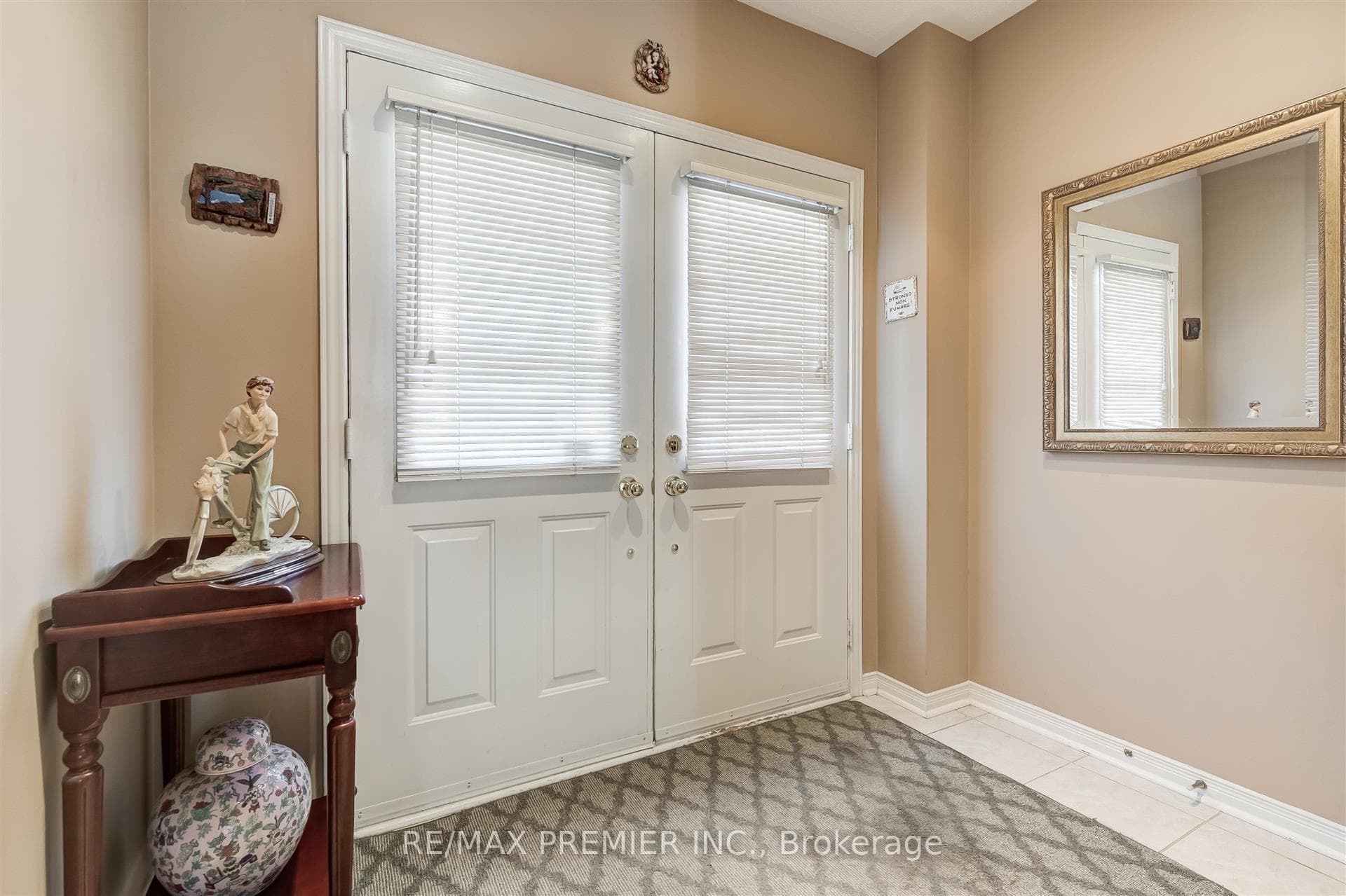 98 Echo Ridge Crescent photo 3