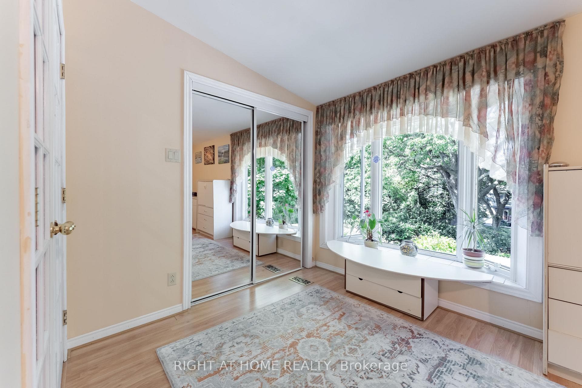 30 Allister Avenue photo 20