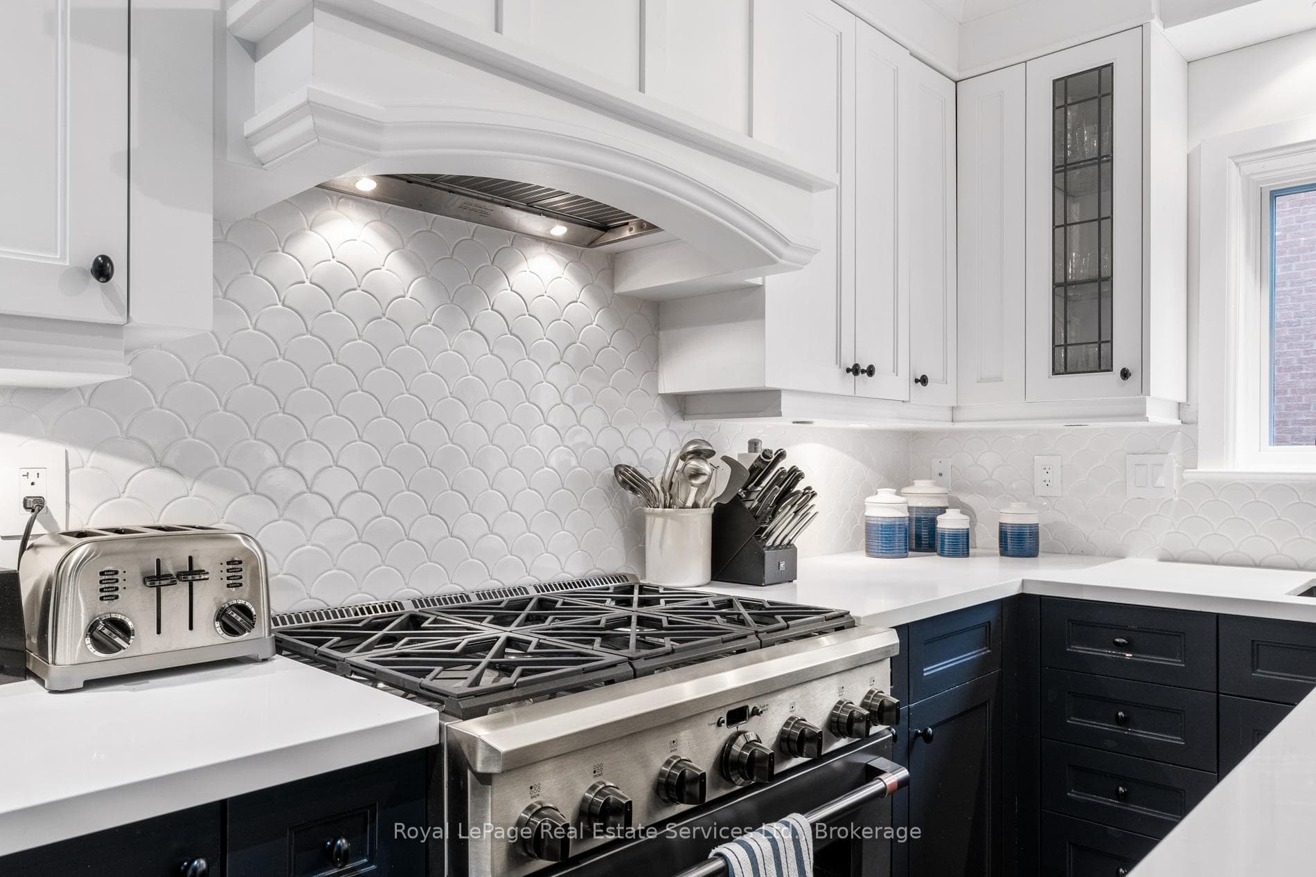28 Thompson Avenue photo 8