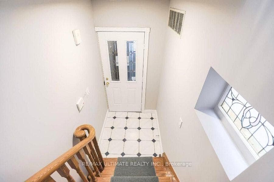 745 Coxwell Avenue Unit Upper photo 2