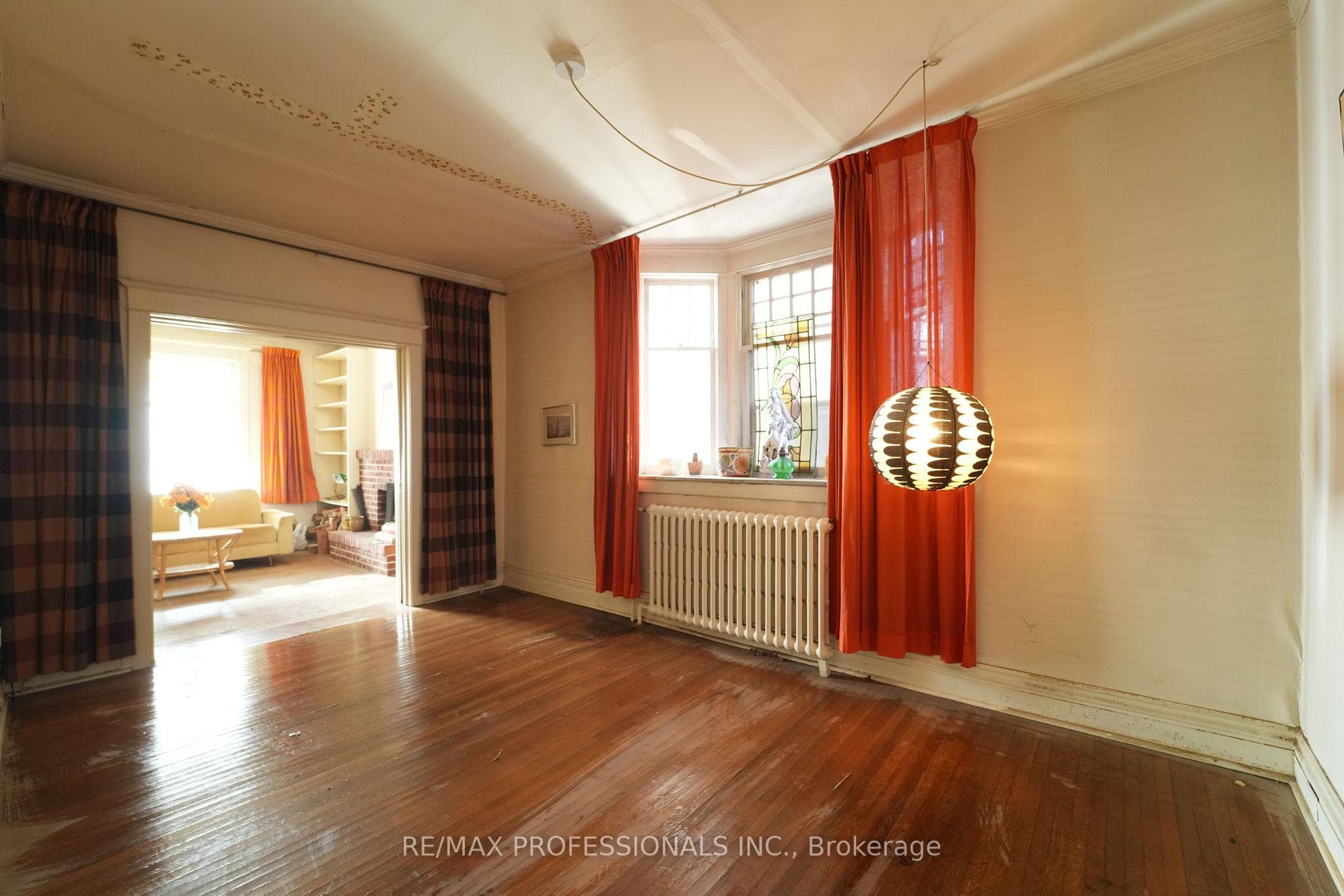 Floods the room with natural light