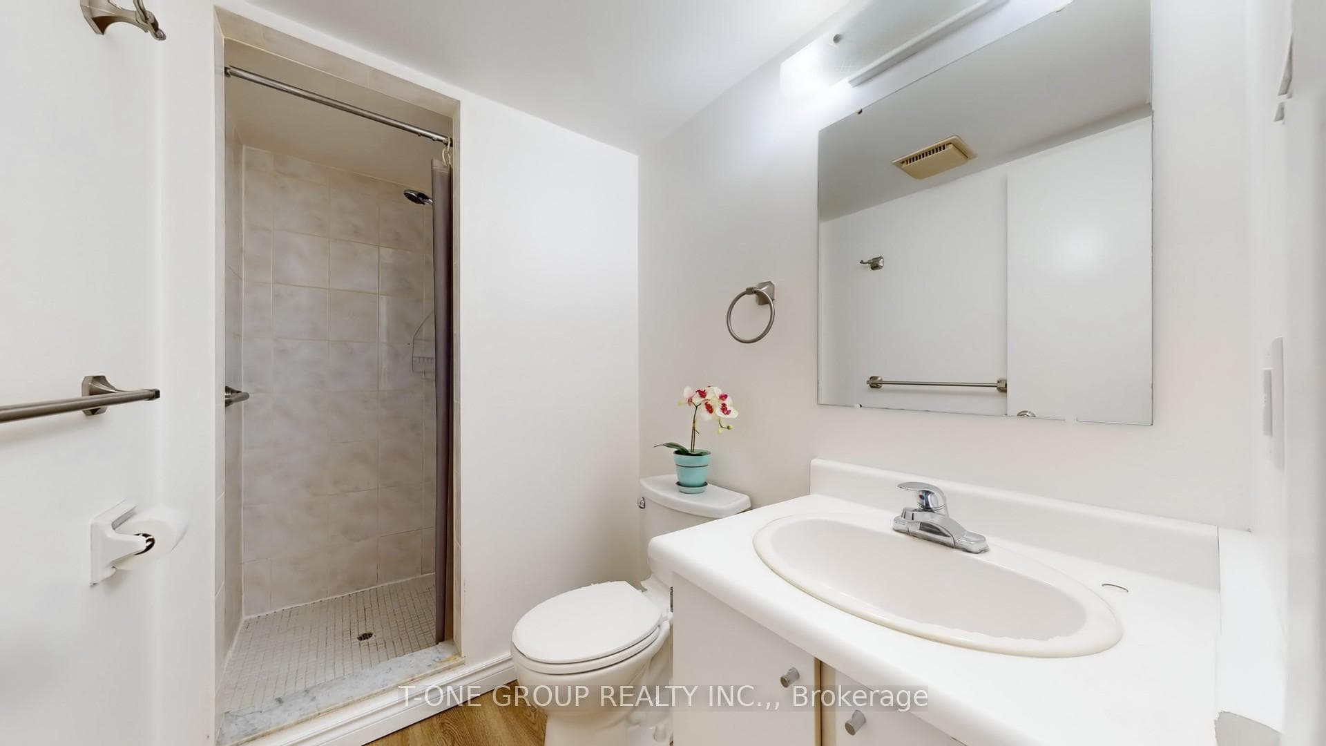 632 Adelaide Street photo 29