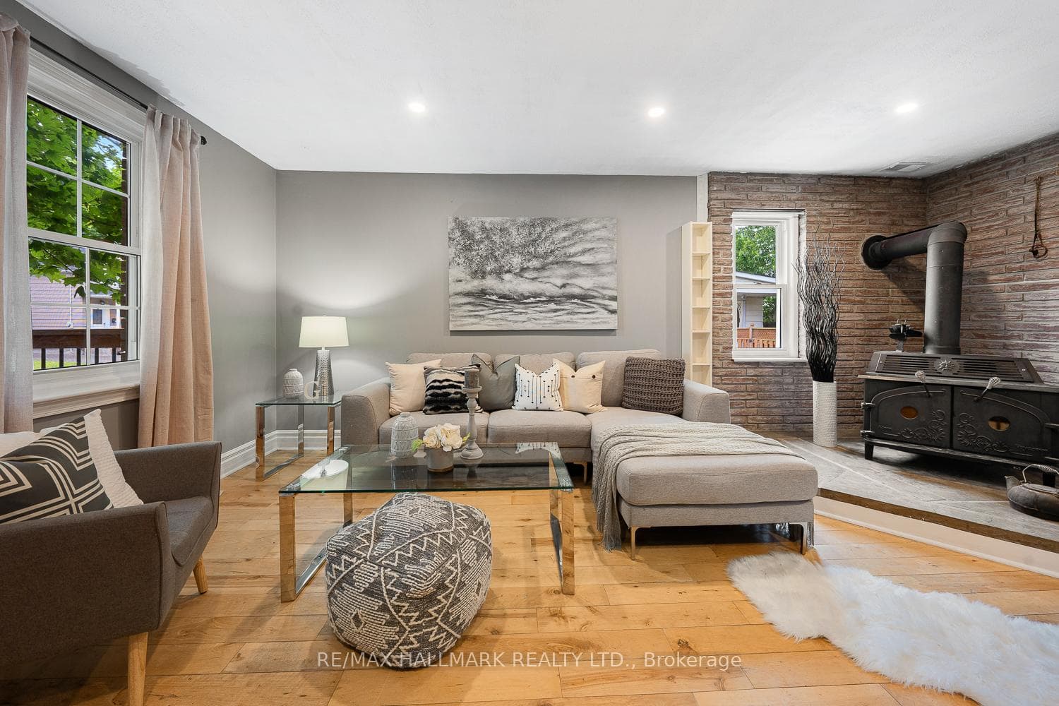 125 Banting Avenue photo 5