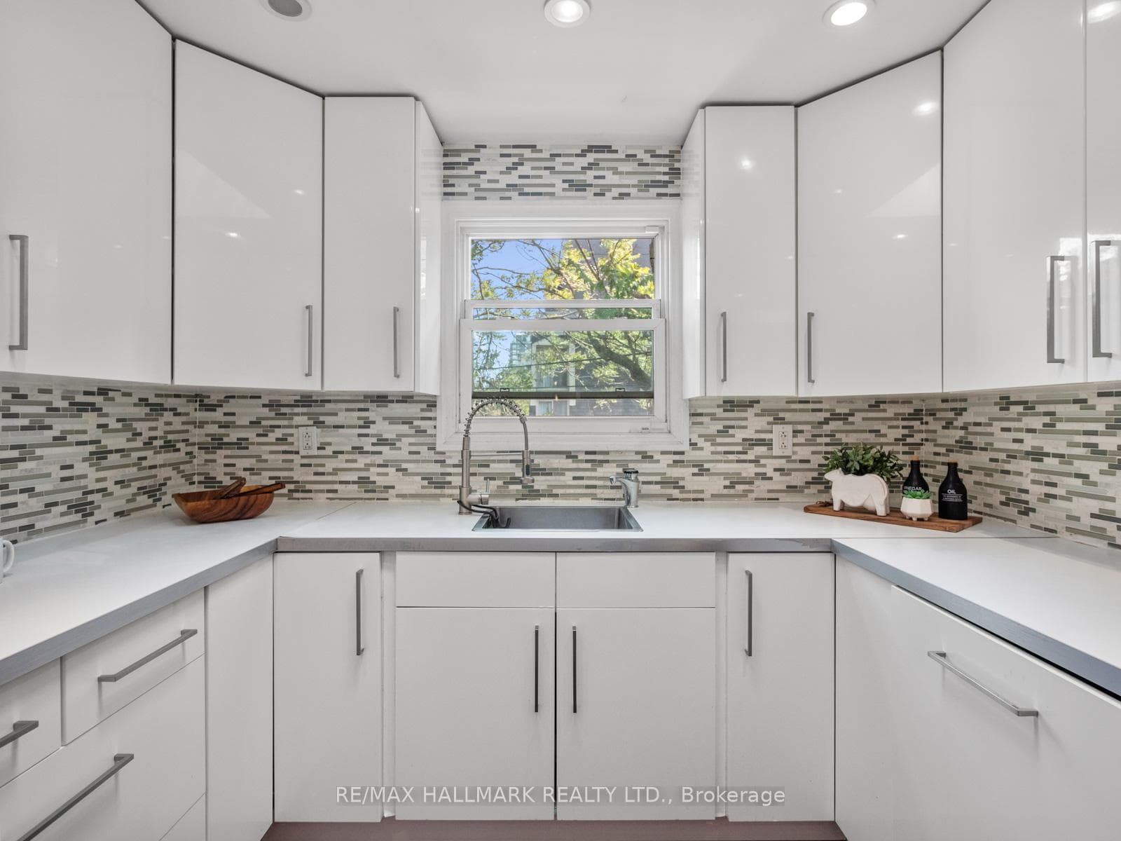 137 Gerrard Street photo 24