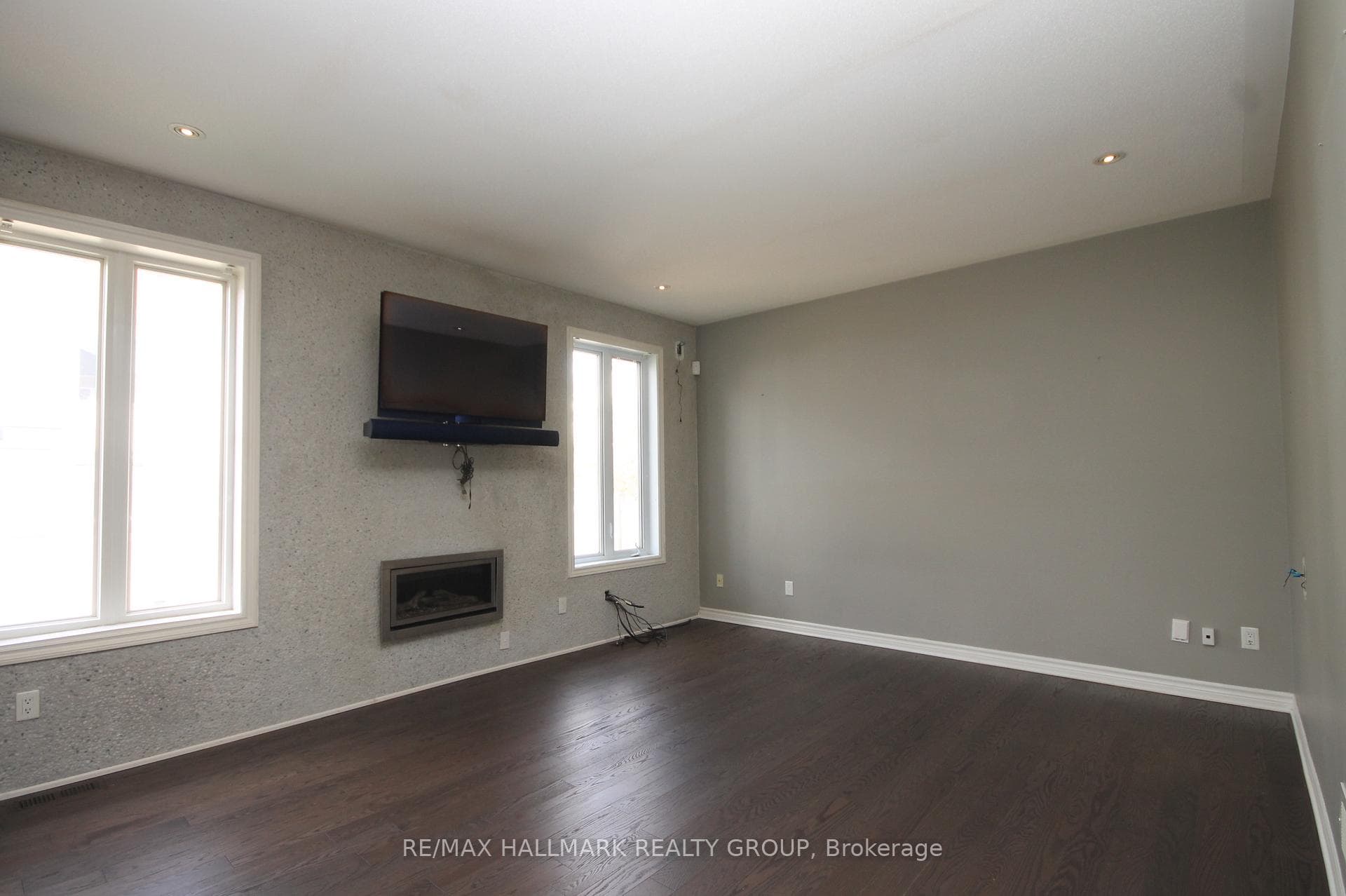 322 FAIRLAKES Way photo 16
