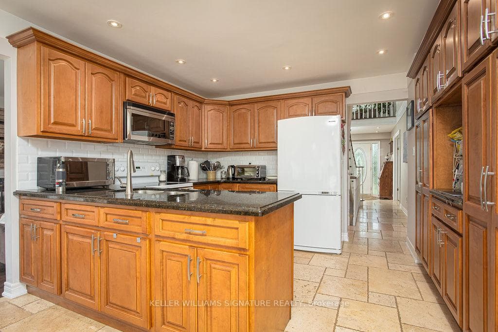 1531 Stancombe Crescent photo 9