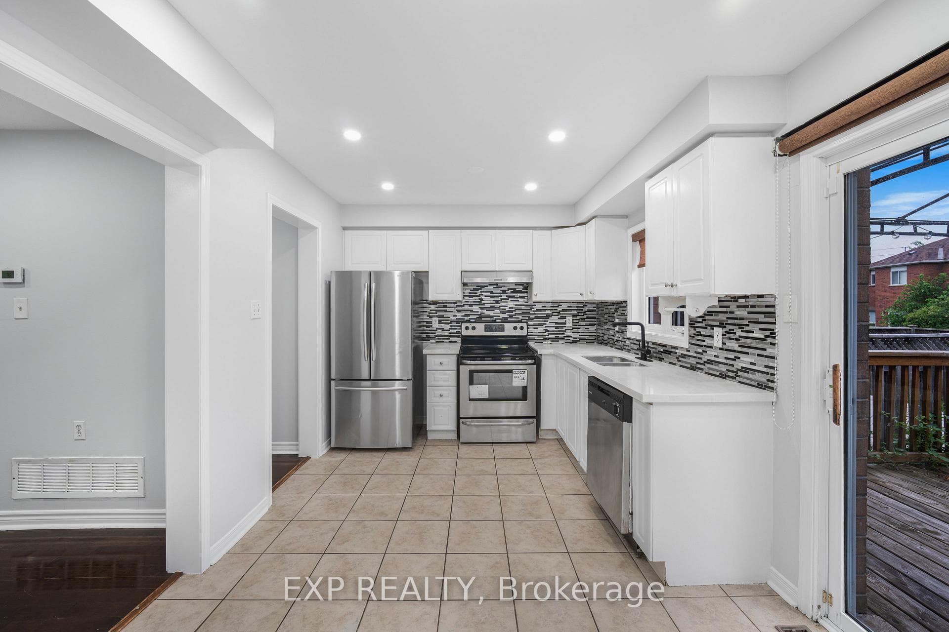 128 Olympia Crescent photo 4