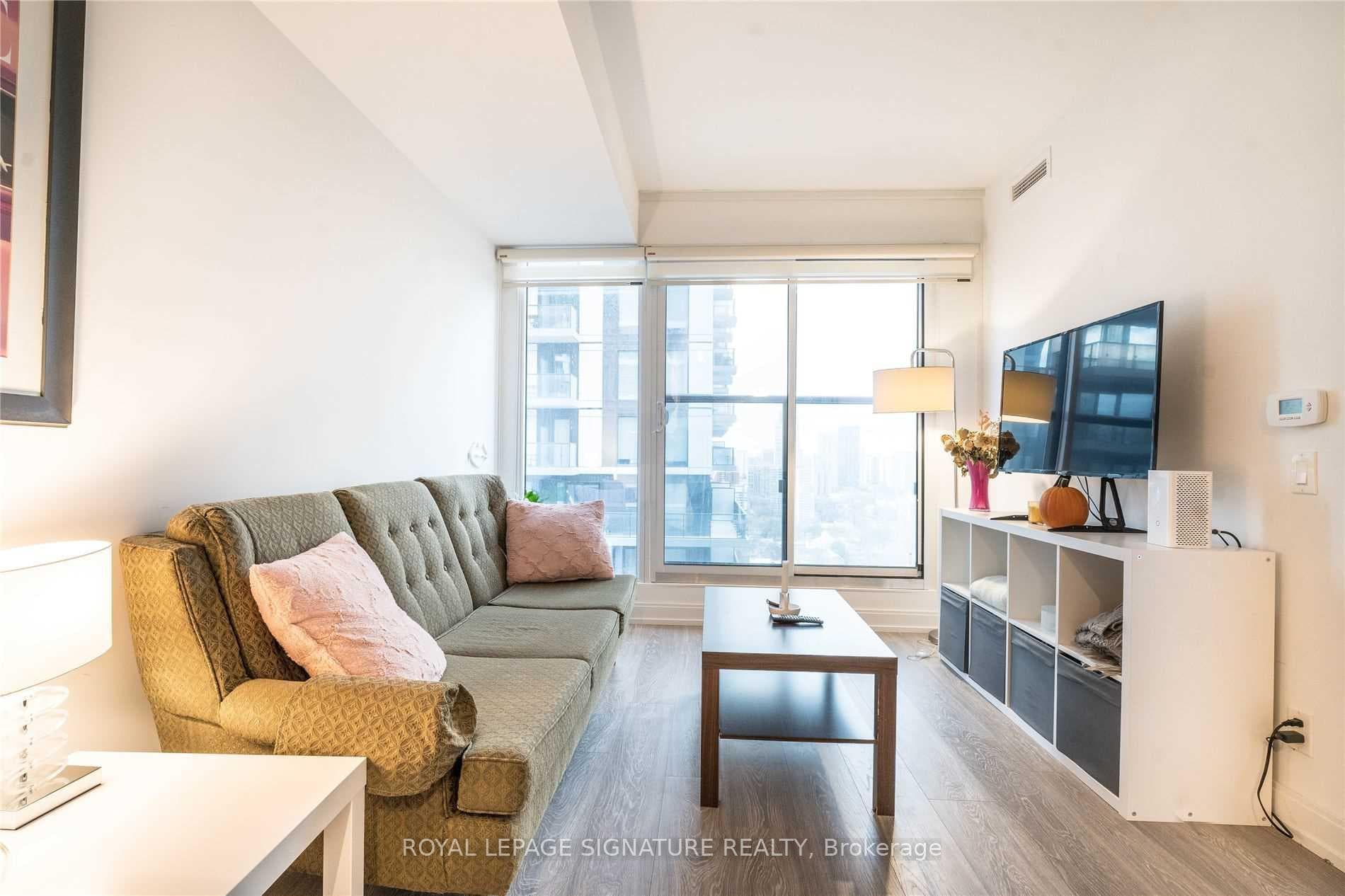 181 Dundas Street Unit 3202 photo 2