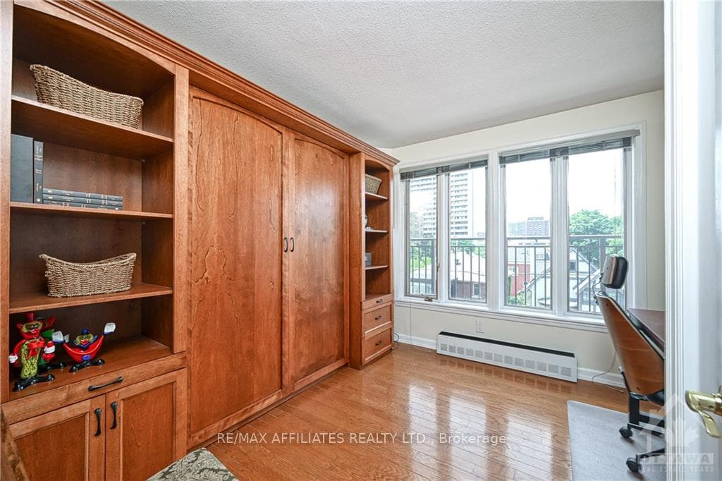 130 QUEEN ELIZABETH Drive Unit 402 photo 24