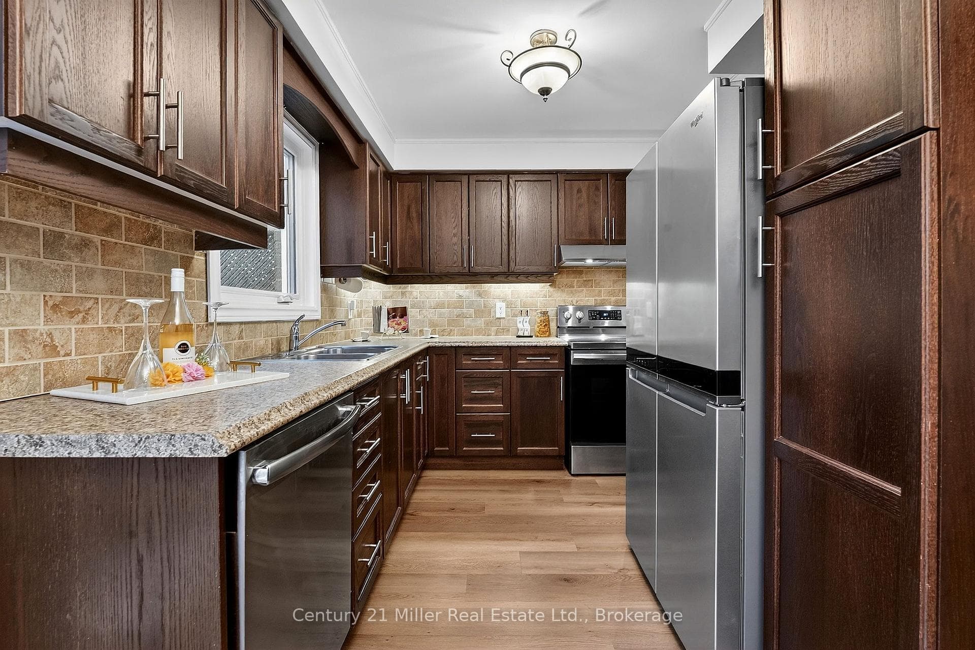 2451 Malcolm Crescent photo 12