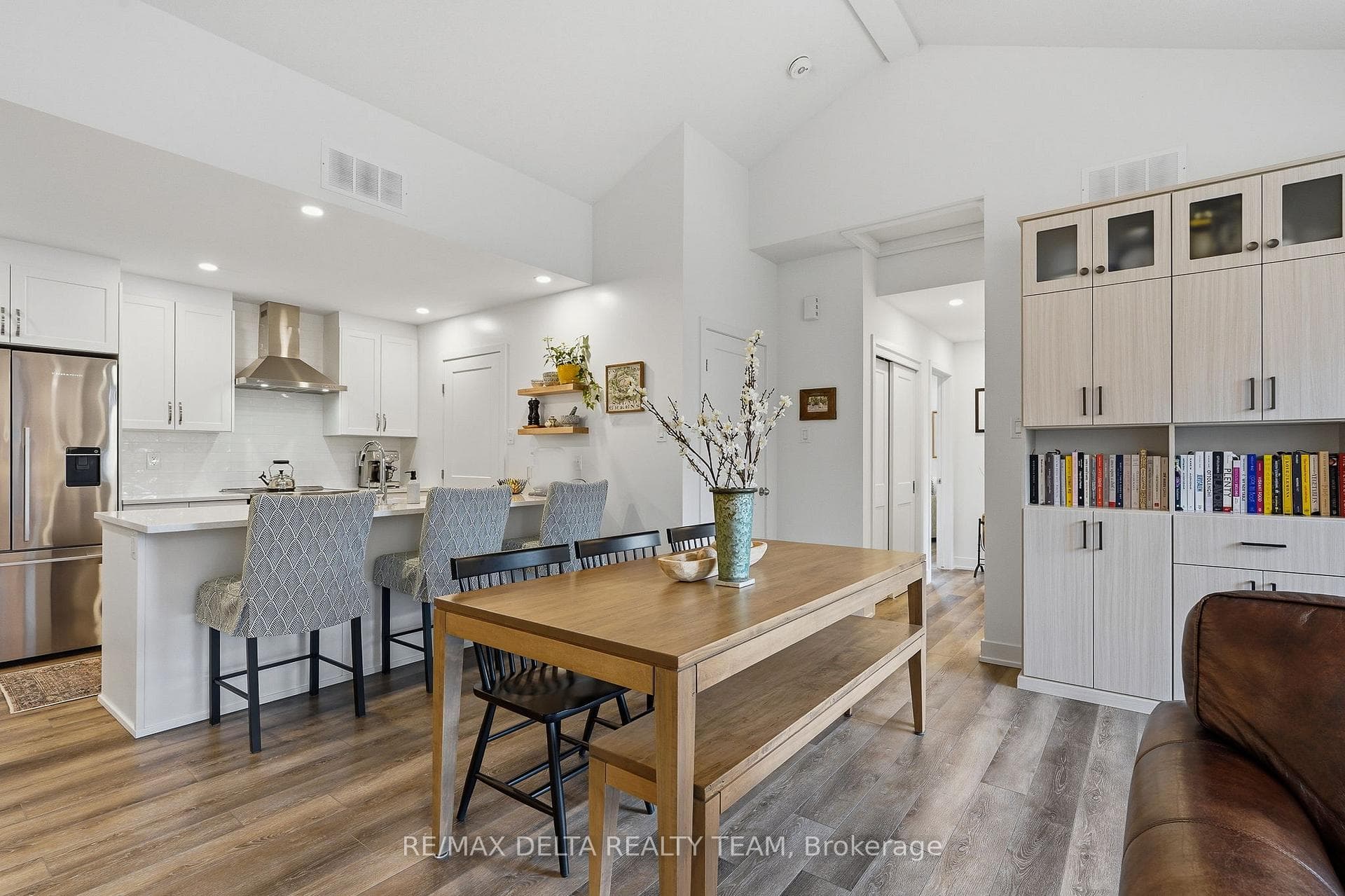 400 Rolling Meadow Crescent Unit B photo 8
