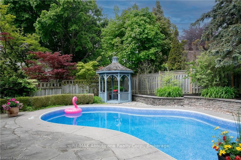 2269 ALL SAINTS Crescent photo 39