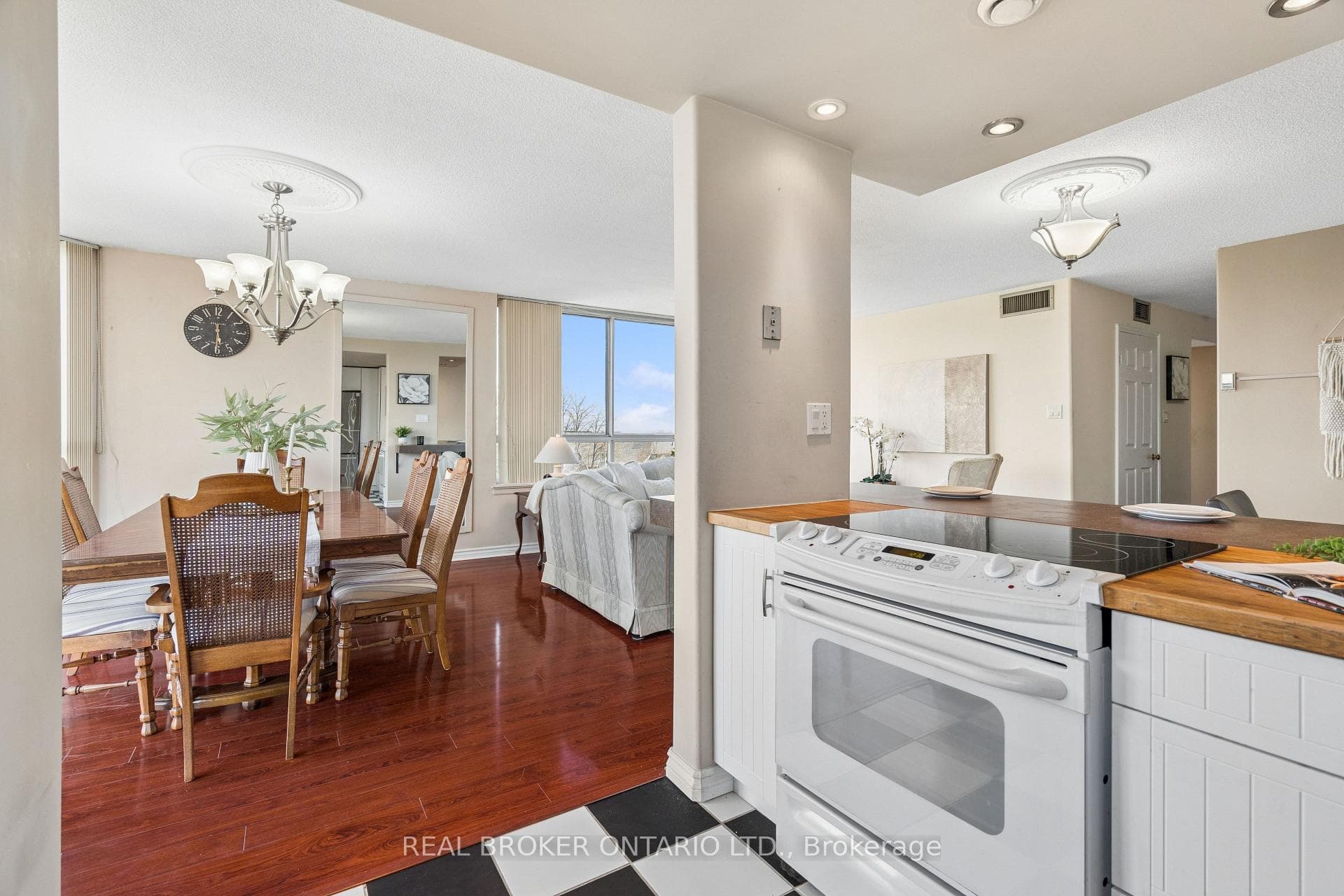 880 Dundas Street Unit 503 photo 19