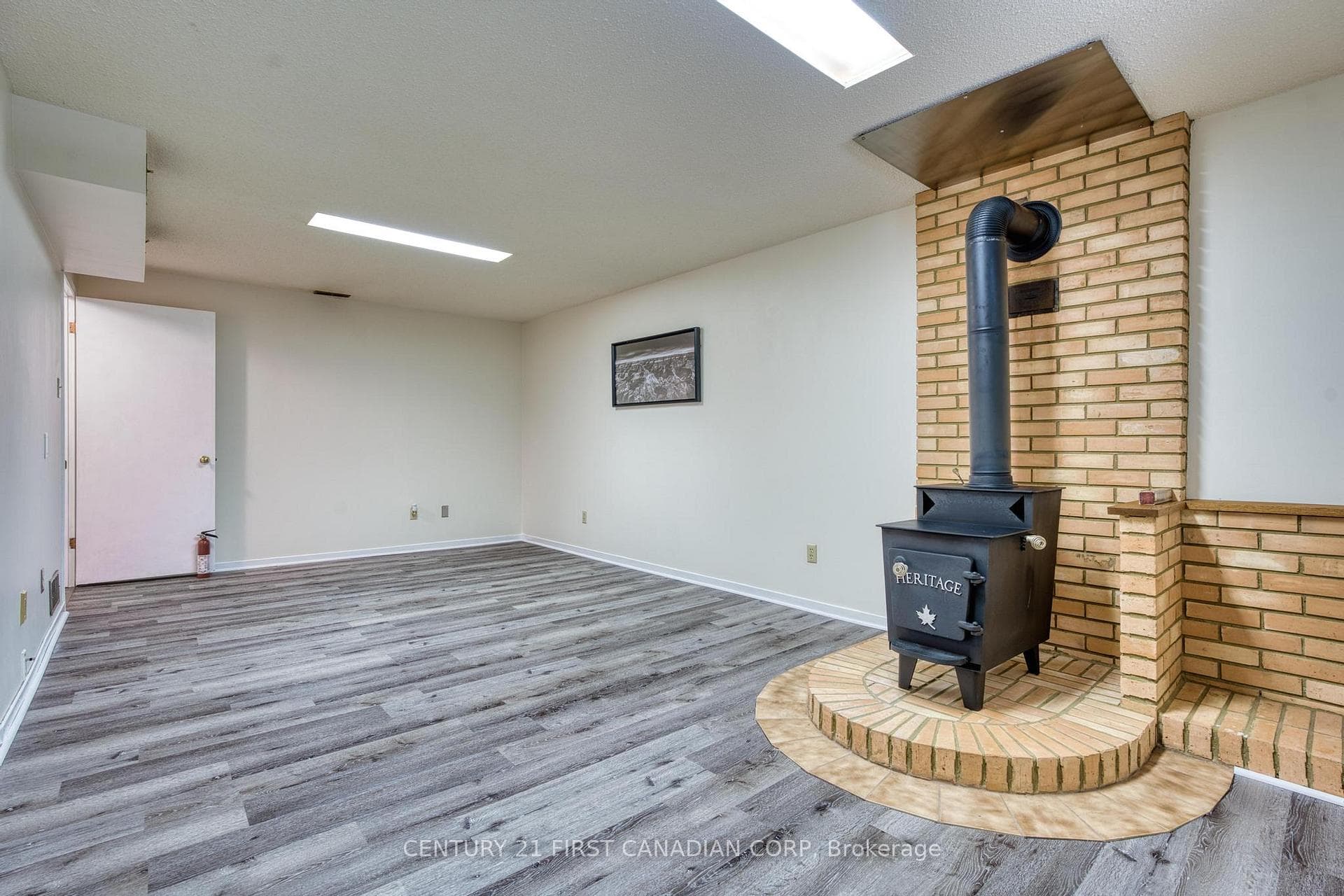285 Riverside Drive photo 27