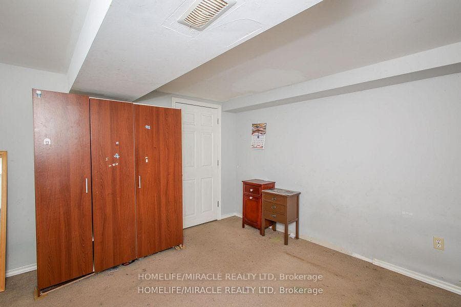 1171 Oxford Street photo 39