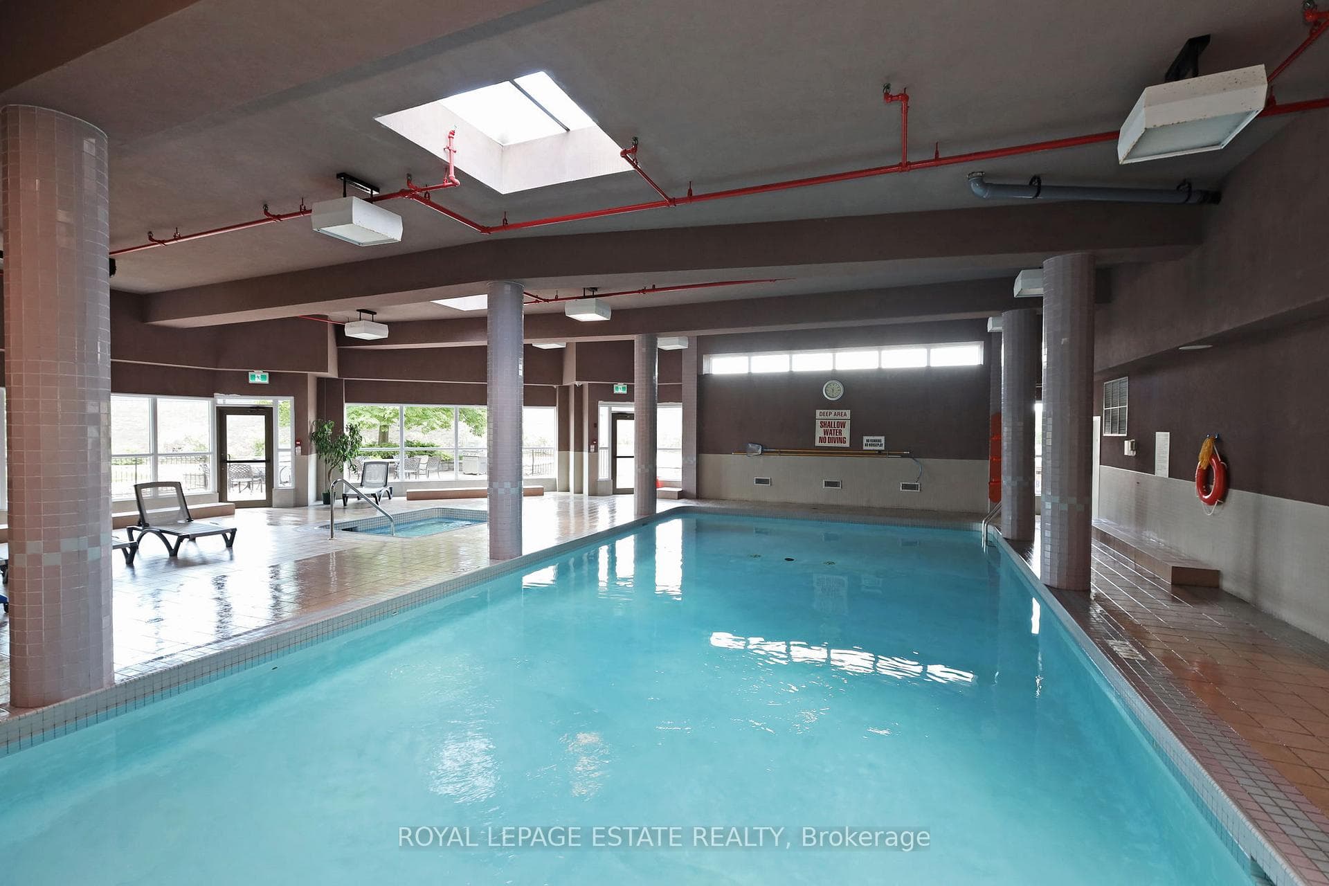 Lovely indoor pool & whirlpool