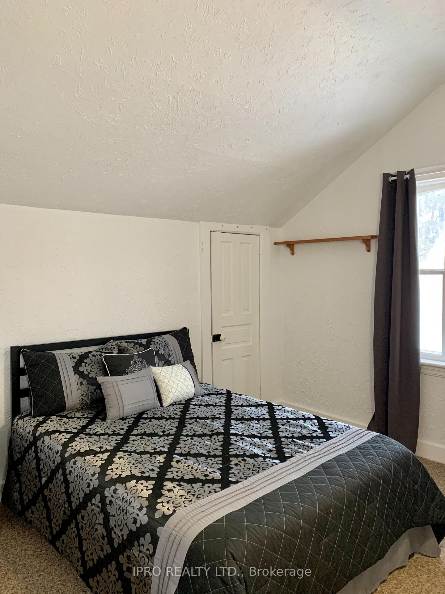 484 Queen Street photo 16