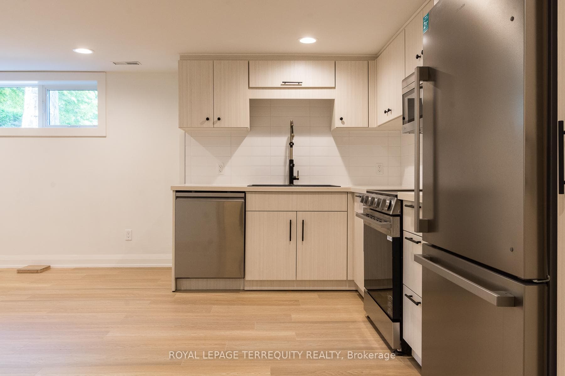 23 Decarie Circle Unit Bsmt photo 6