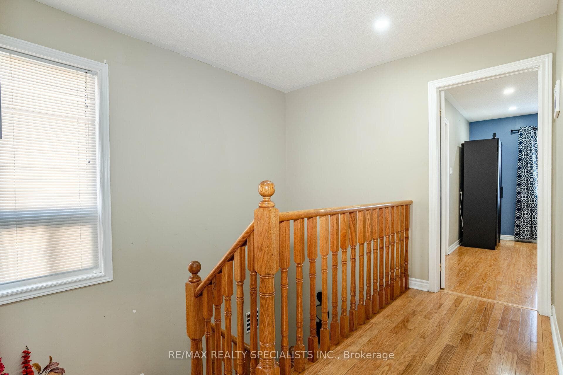 35 Gower Crescent photo 17
