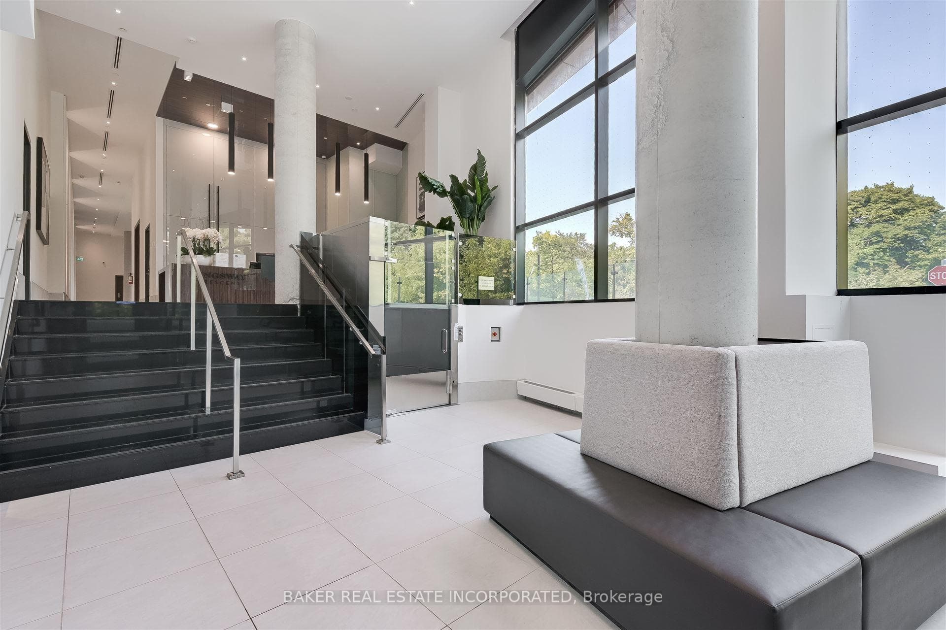 160 Kingsway Cres Lobby