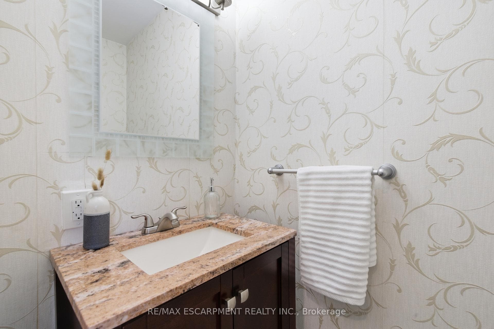 587 Timber Lane photo 4