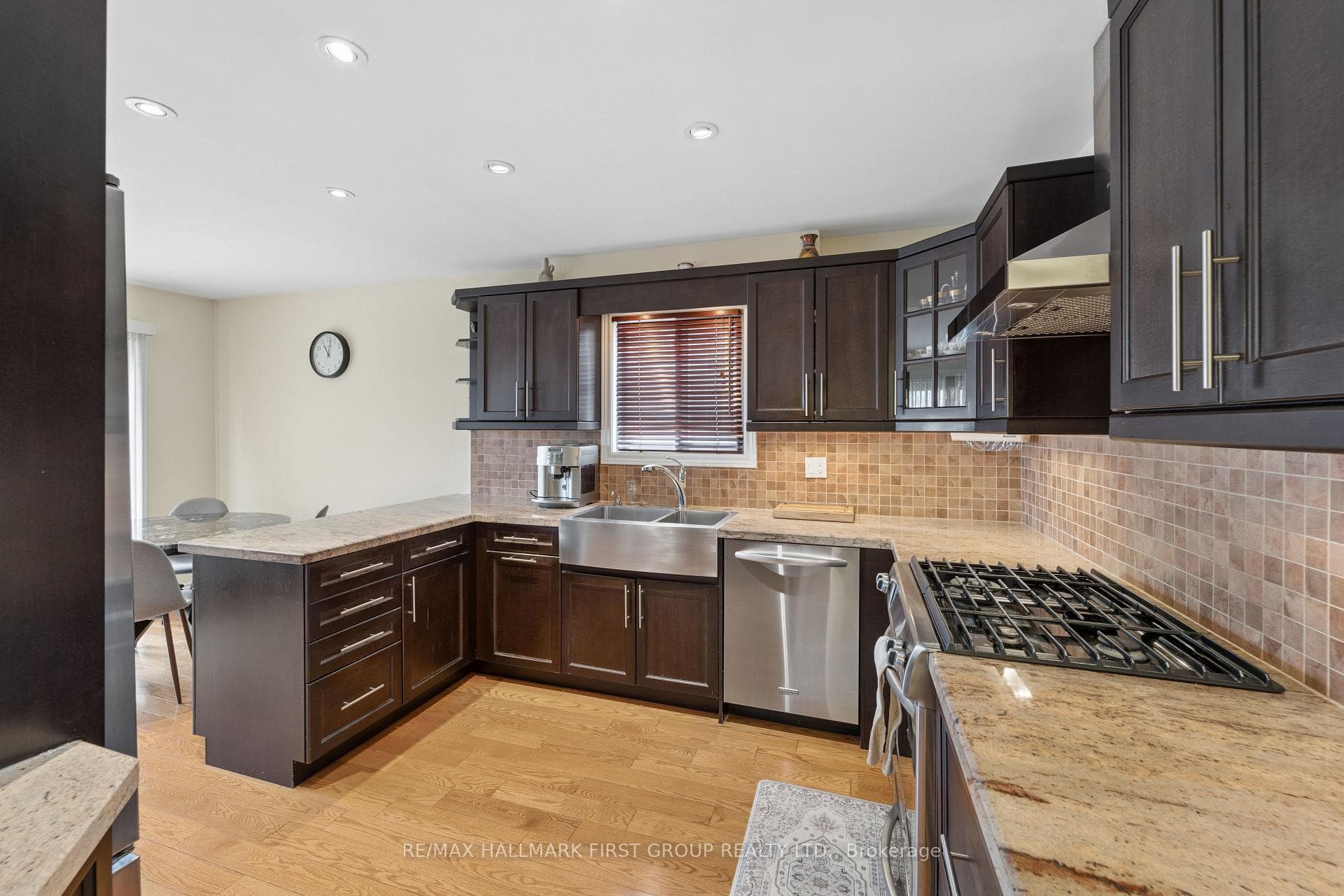 1592 Heathside Crescent photo 11