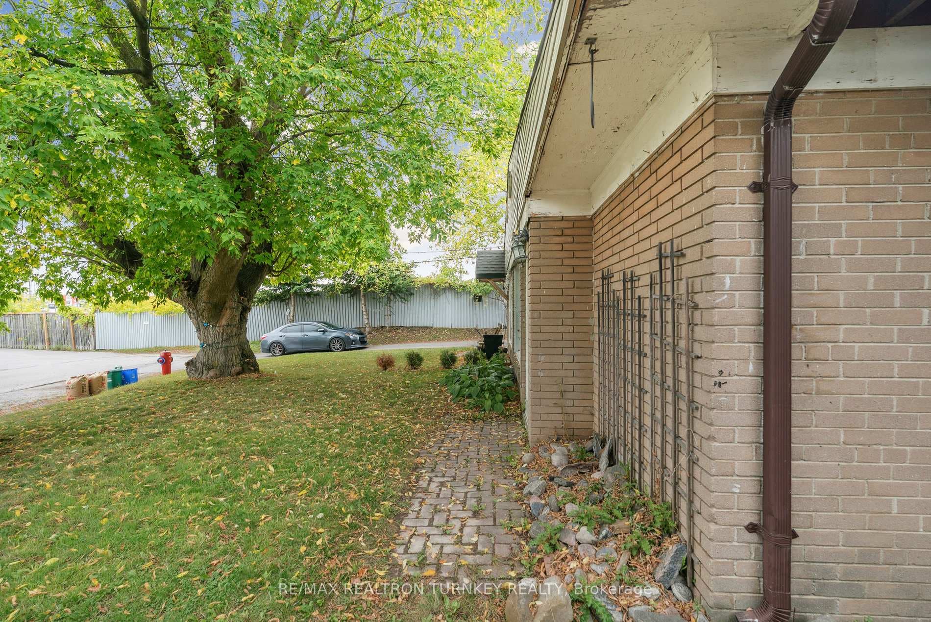 The extra-long driveway accommodates 3+ vehicles