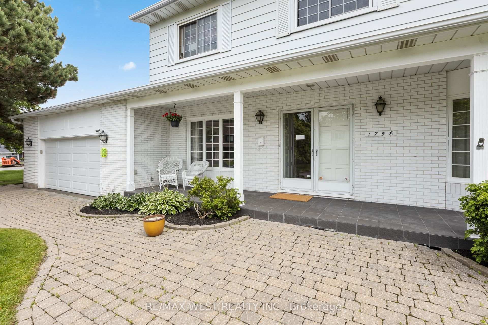 1758 Rhodes Crescent photo 2