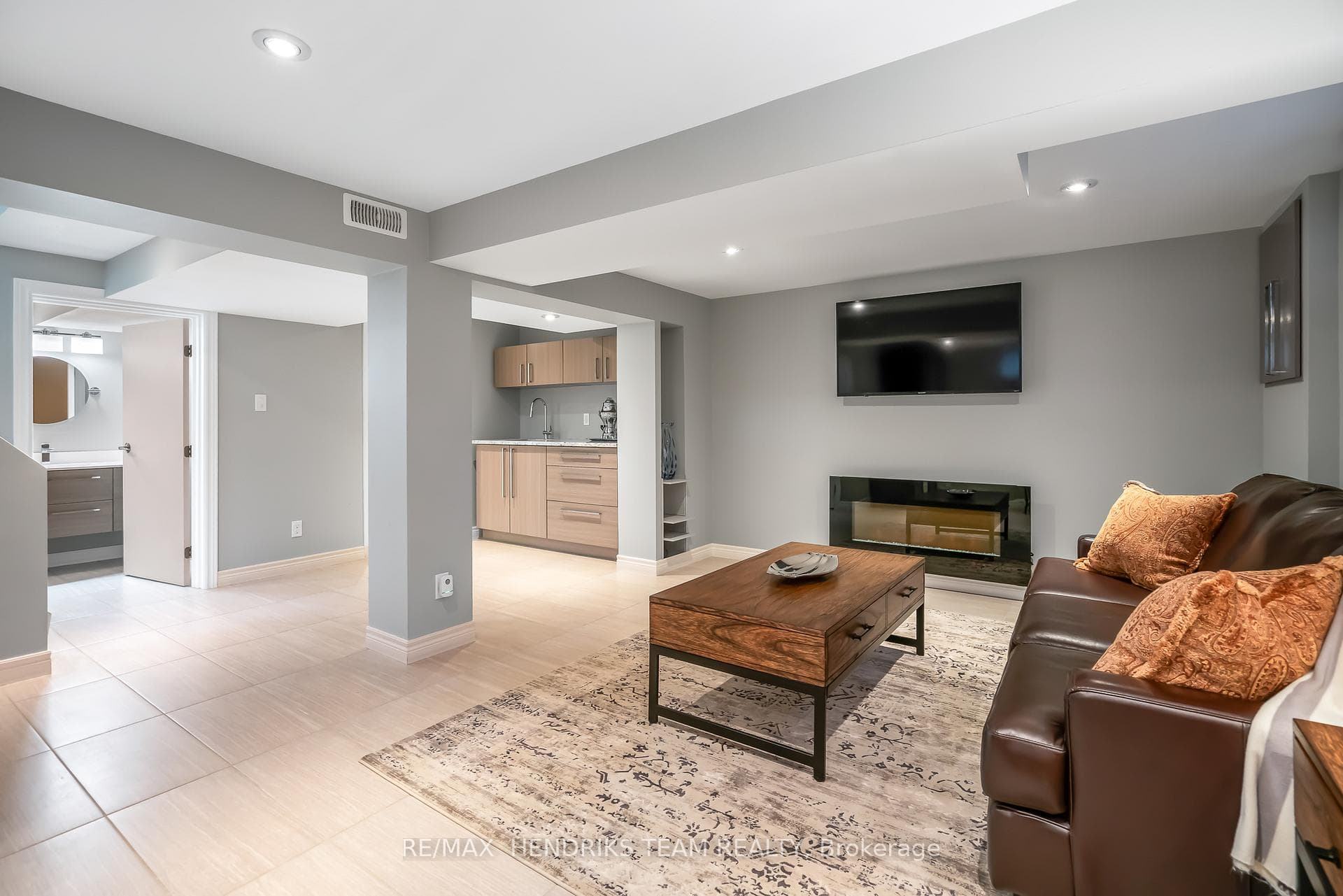 4 Upper Canada Drive photo 23