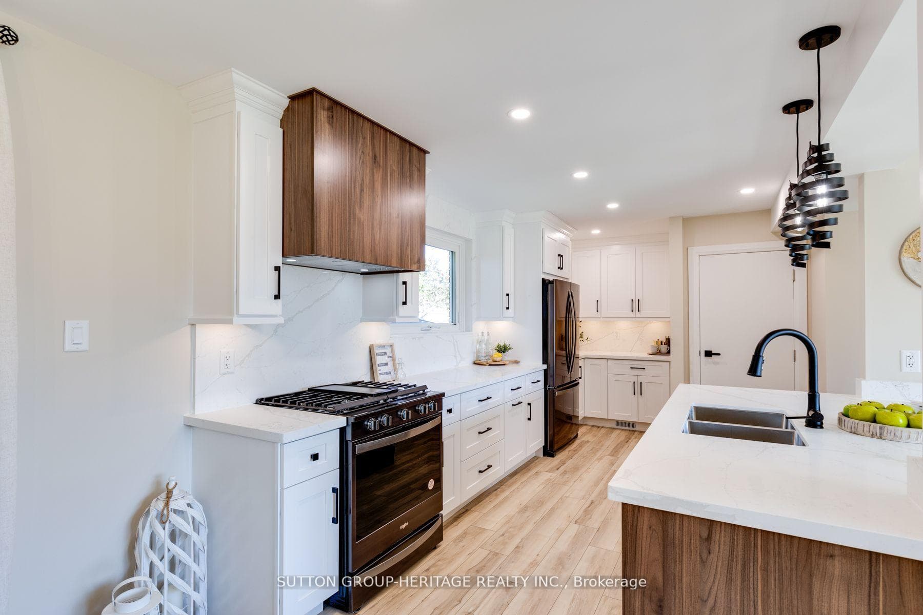 560 Tennyson Avenue photo 8