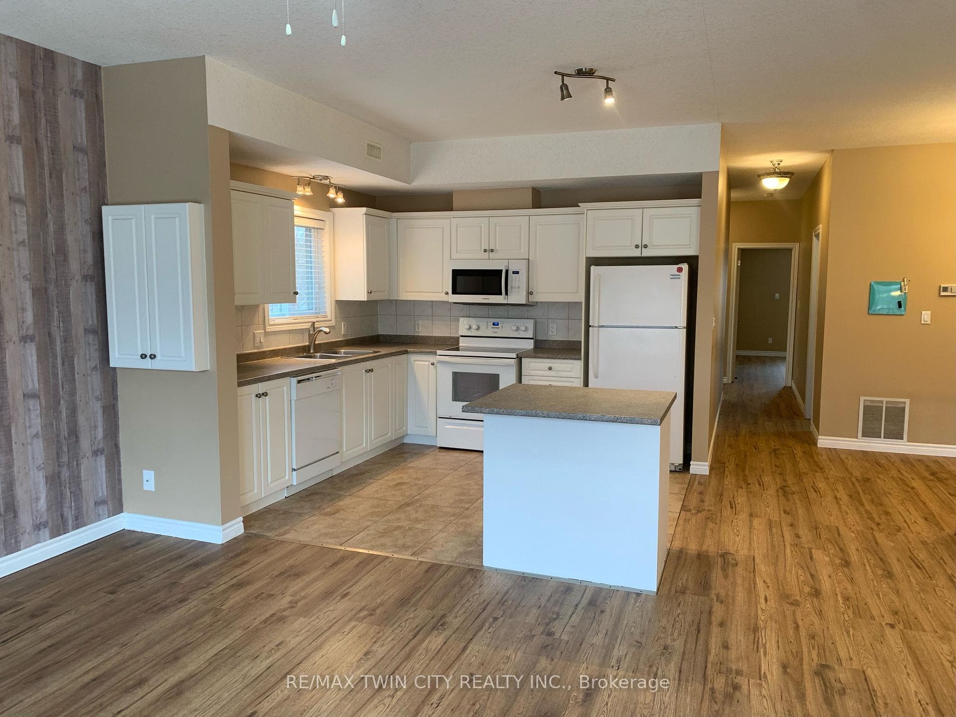 79 FLORENCE Avenue Unit B photo 5