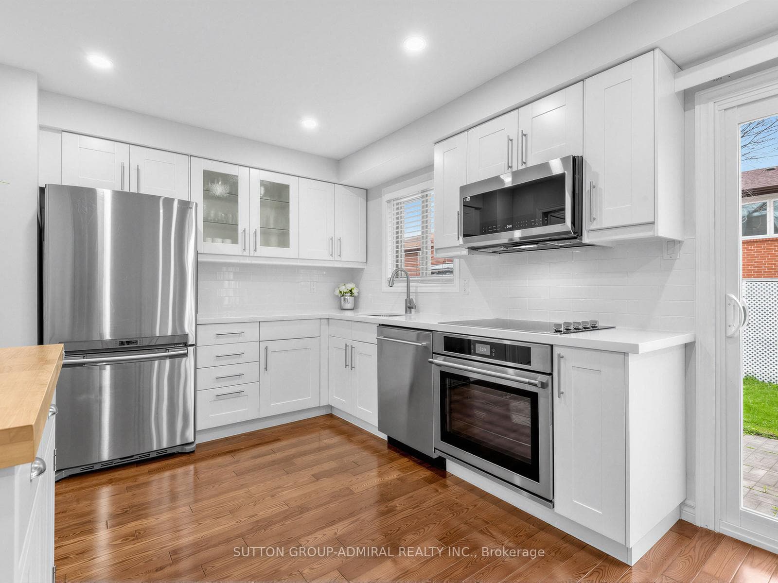 155 Mabley Crescent photo 2