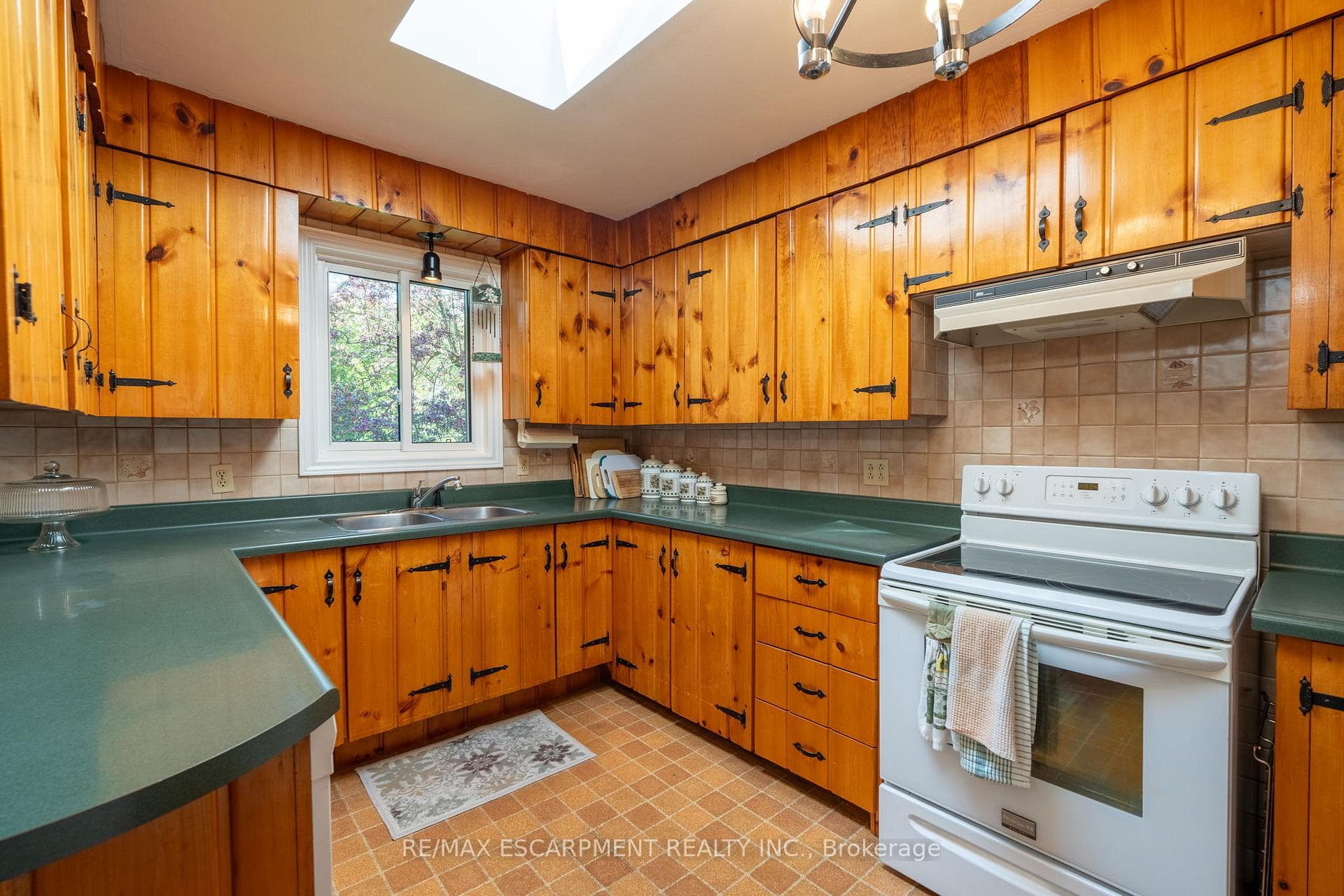 1215 Derry Road photo 11