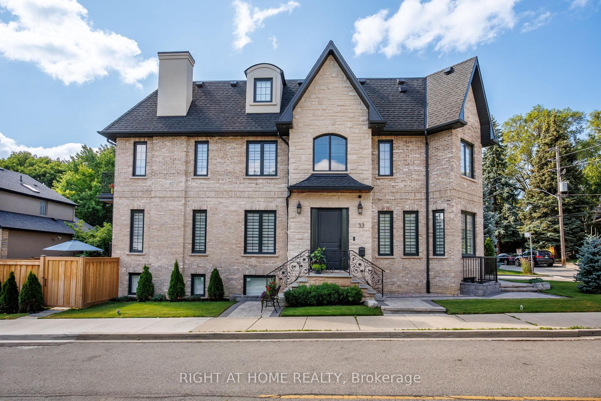 33 Thorndale Avenue photo 1