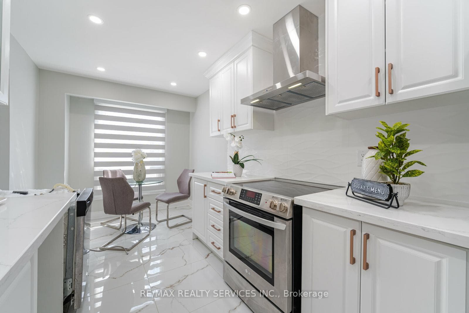 32 Ashurst Crescent photo 8