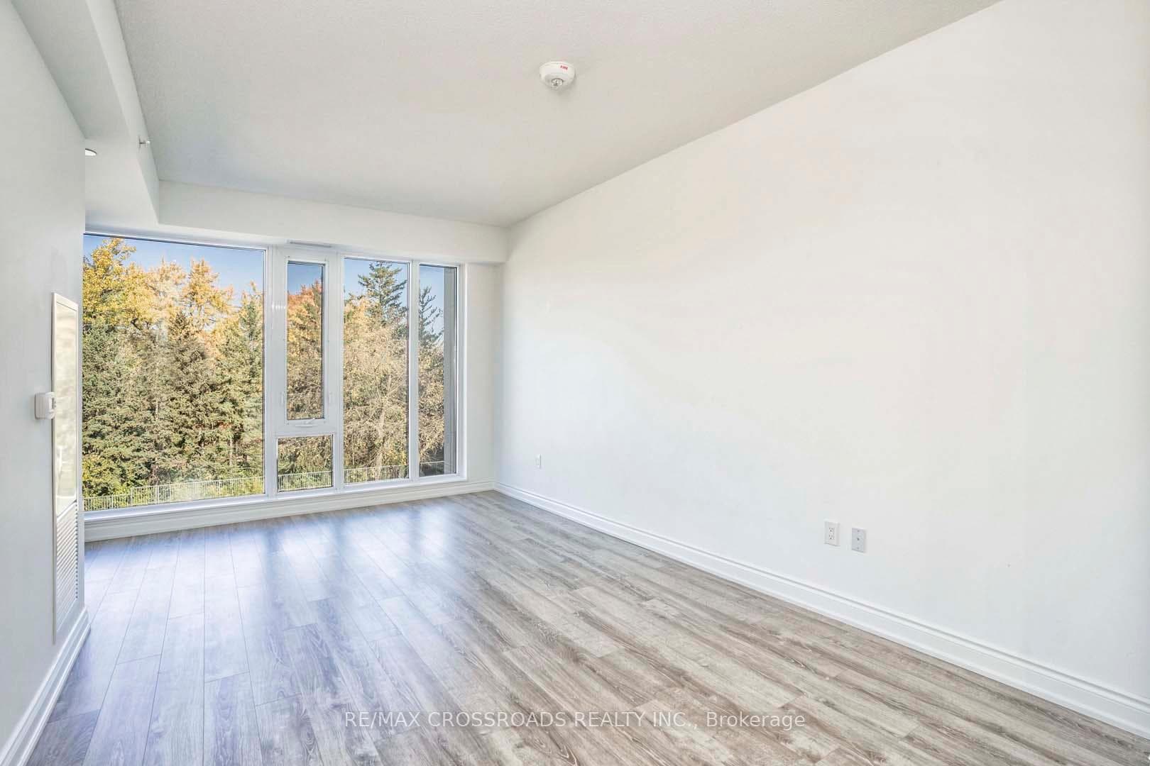 9618 Yonge Street Unit 219 photo 5