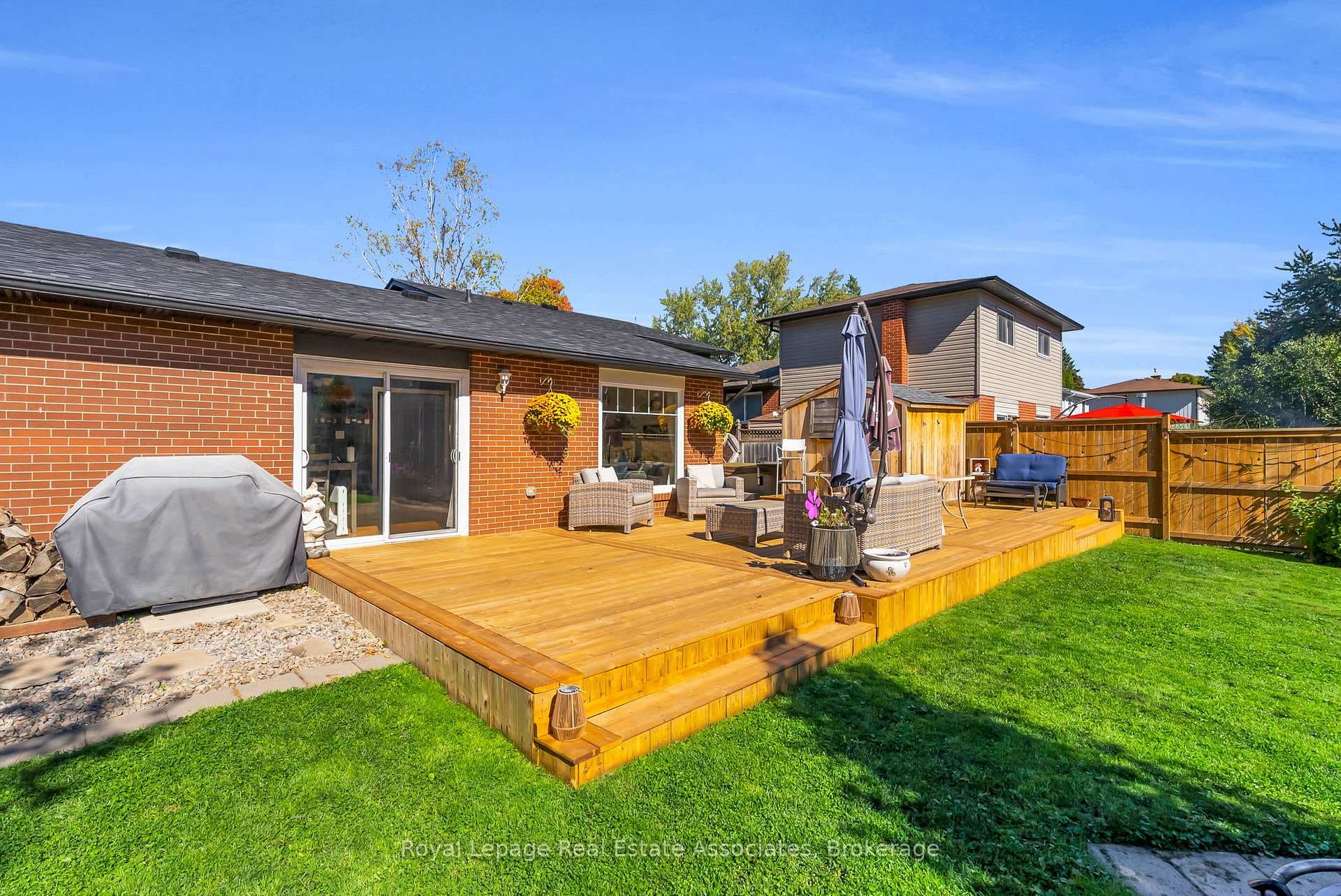 325 Simon Street photo 17