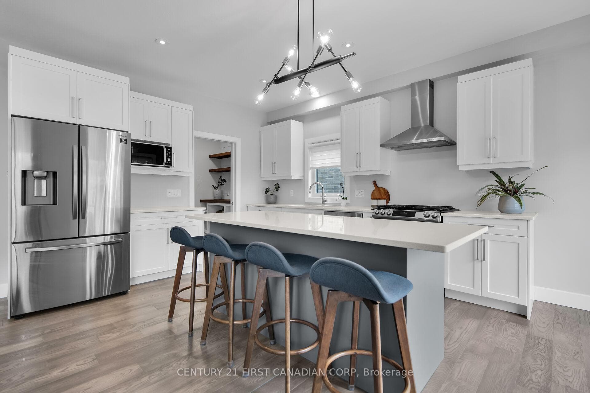 1576 Dylan Street photo 8