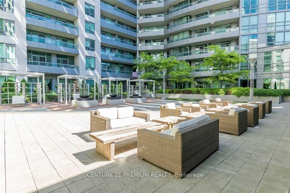 51 Lower Simcoe Street Unit 810 photo 2