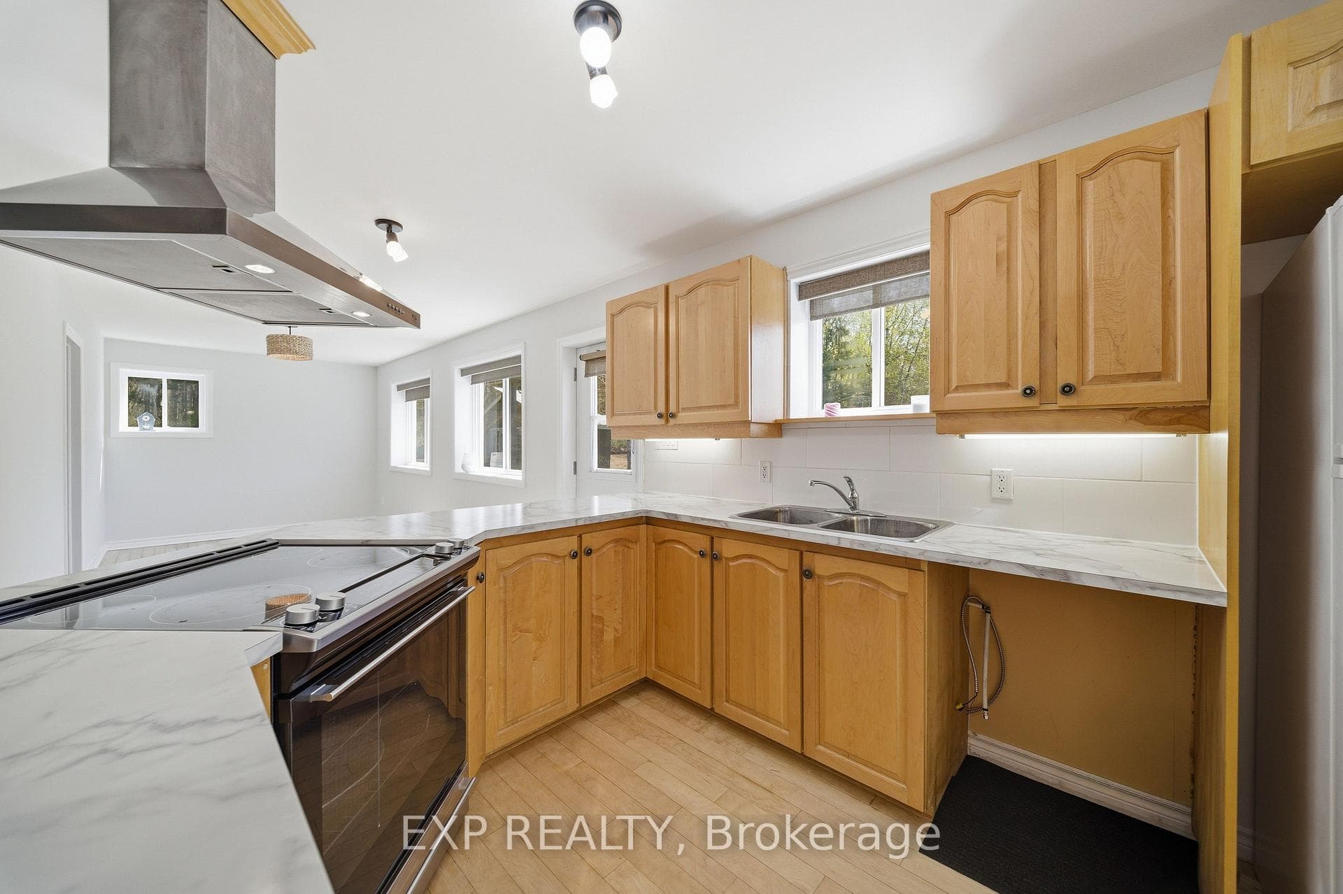 568 LAKE GEORGE Road photo 17