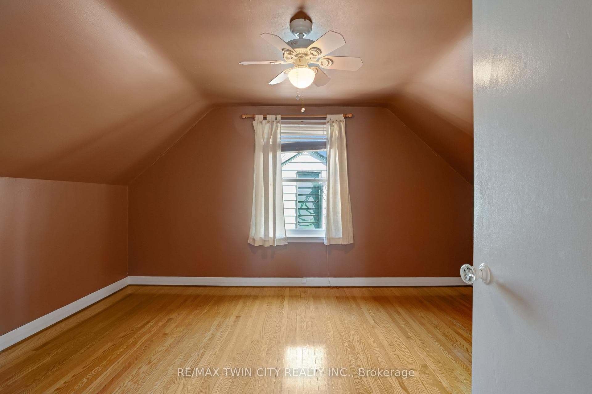 70 Roxborough Avenue photo 20