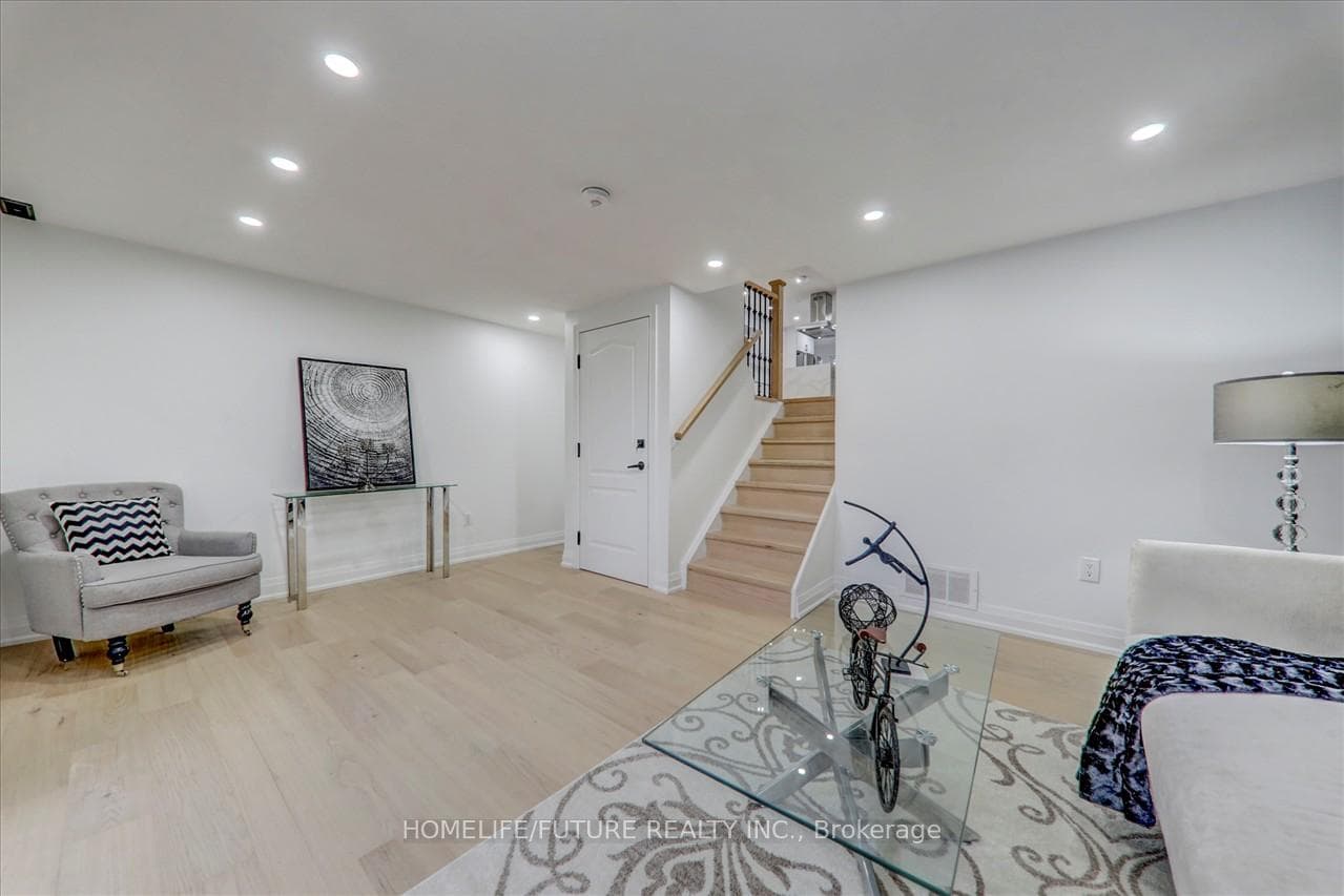 6963 Hickling Crescent photo 30