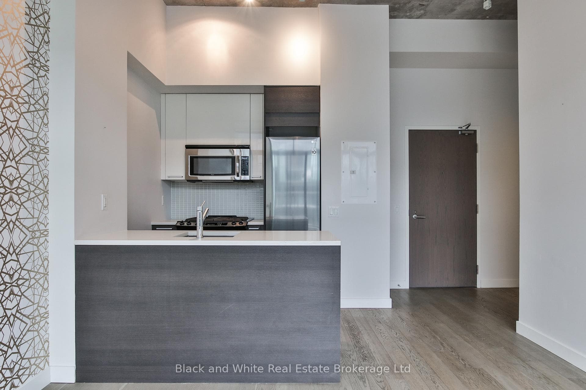 90 Broadview Avenue Unit 823 photo 13